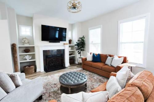Pink House with Game Room - 3BR