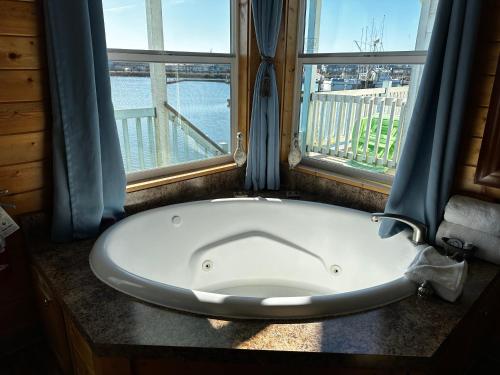 Westport Marina Cottages - 온수 욕조