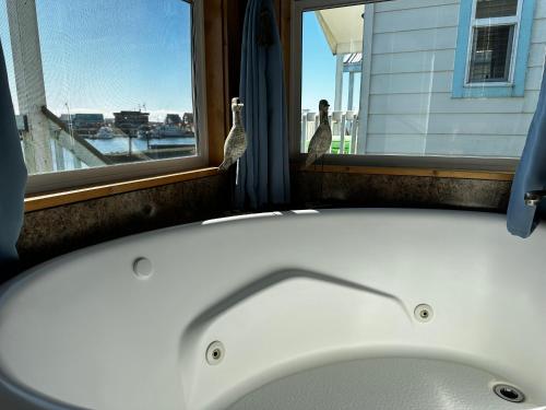 Westport Marina Cottages - 온수 욕조