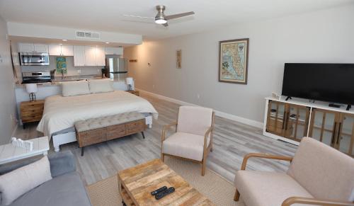 1 king bed, 1 sofa bed