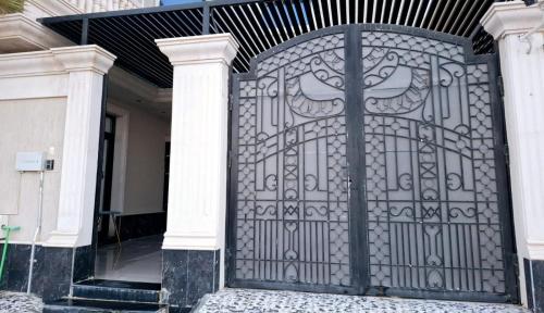 دور ارضي بمدخل خاص وثلاث غرف نوم فخم