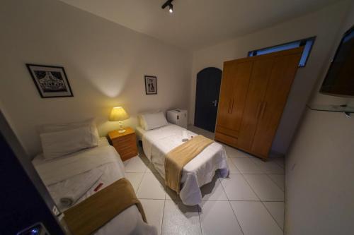 2 twin beds