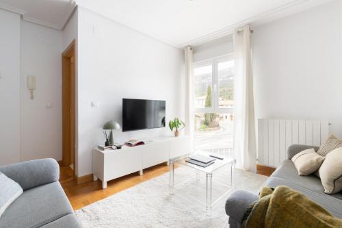 Koplietošanas atpūtas telpa ar TV, Yesa by Clabao in Jesa