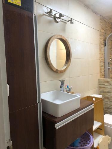 Iluminado y comfortable apartamento tranquilo apartamento in ดูราซโน