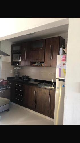 Iluminado y comfortable apartamento tranquilo apartamento in ดูราซโน