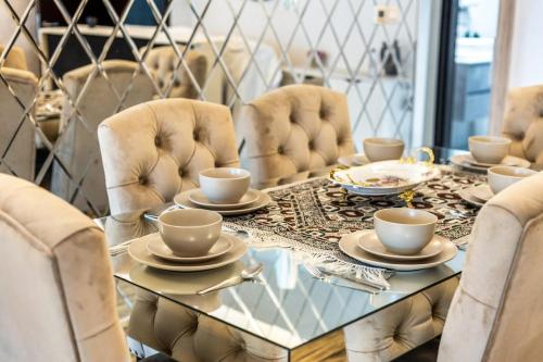 Royal Marina Experience Lavish 2BR Waterfront View, Dubaï (photo 3)