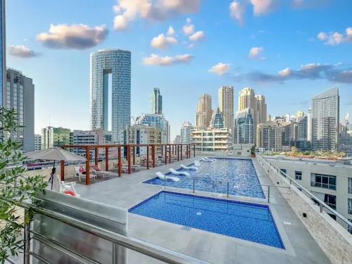 Royal Marina Experience Lavish 2BR Waterfront View, Dubaï (photo 2)