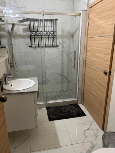 GEM Haven- A Luxurious,Modern Double King Bed Hideaway in 스패니쉬 타운