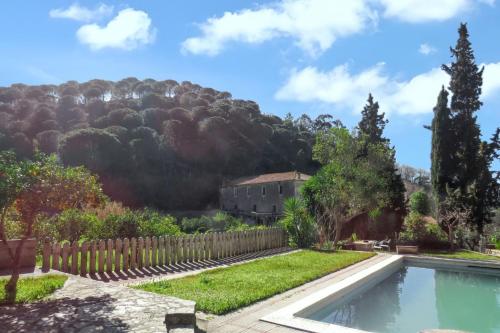 Charming House with Shared Pool in Porto de Mos. in 莫斯港