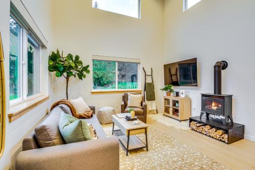 2 Mi to Warm Beach Family Gem with Views