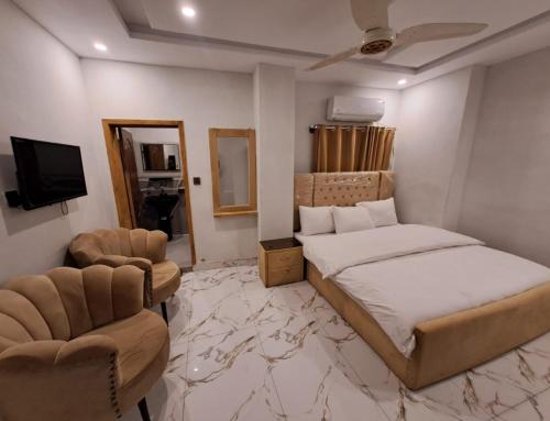 Hotel Crown Palace - image 12