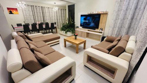 Villa Palmeras - 4 Bedrooms AC Modern Luxury Villa in Vacoas-Phoenix