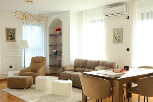 Two-Bedroom Deluxe Apartment with Balcony
