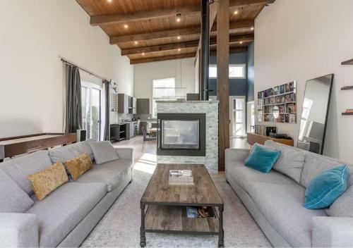 . Large Modern Home in Squamish