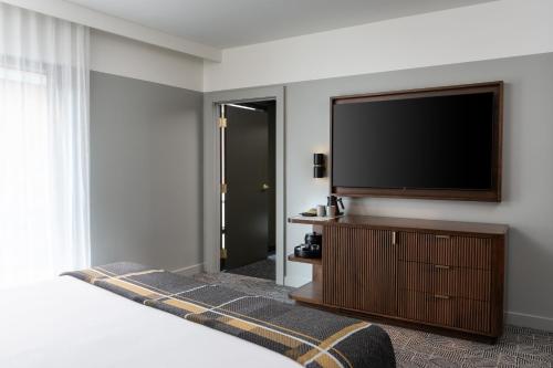 Tower Premium King Room image 3