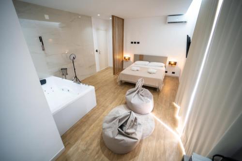 Luxury - 5 Stars - Suite with a jacuzzi 70's rooms 3