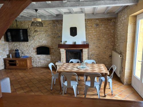 Maison de charme avec piscine chauffee in Nojals-et-Clotte