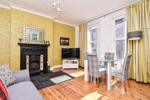 Gorgeous First Floor apartment near Station, London (photo 2)