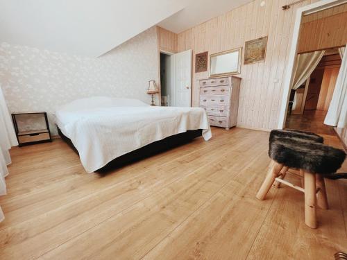 3 bedrooms, 4 beds