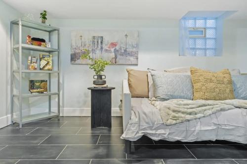 Oak Park 5bd 2bth sleeps 11 with 3 private parking - image 5