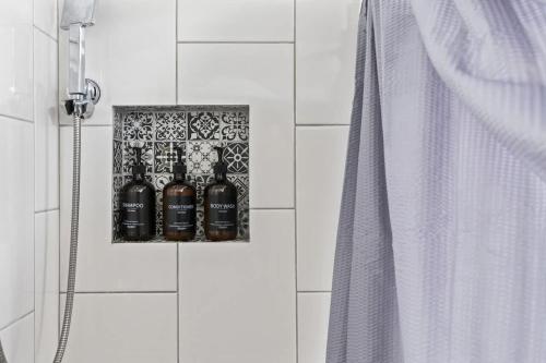 Oak Park 5bd 2bth sleeps 11 with 3 private parking - image 11