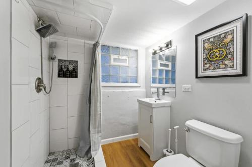 Oak Park 5bd 2bth sleeps 11 with 3 private parking - image 9