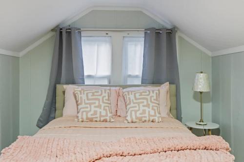 Oak Park 5bd 2bth sleeps 11 with 3 private parking - image 10