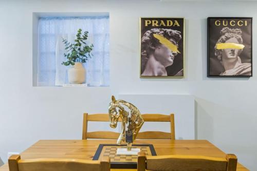 Oak Park 5bd 2bth sleeps 11 with 3 private parking - image 12