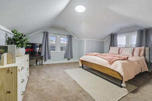 Oak Park 5bd 2bth sleeps 11 with 3 private parking - image 8