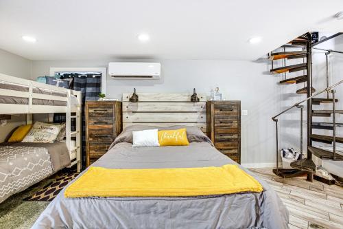 Charming Bear Lake Cottage with Dock and Paddleboards!