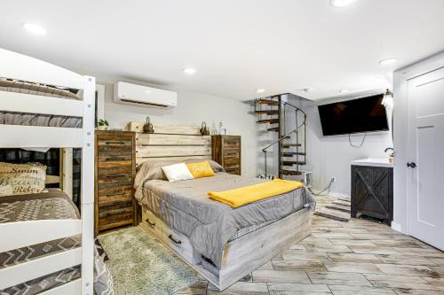 Charming Bear Lake Cottage with Dock and Paddleboards!