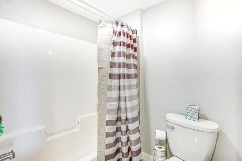 Charming Bear Lake Cottage with Dock and Paddleboards!