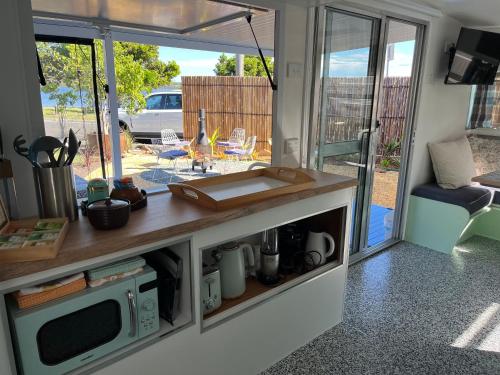 Cocina, Unique lakefront glamping in Canton Beach
