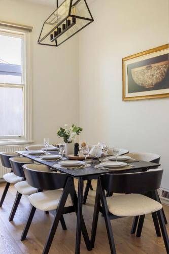 Prime Location House with Pool in Kew