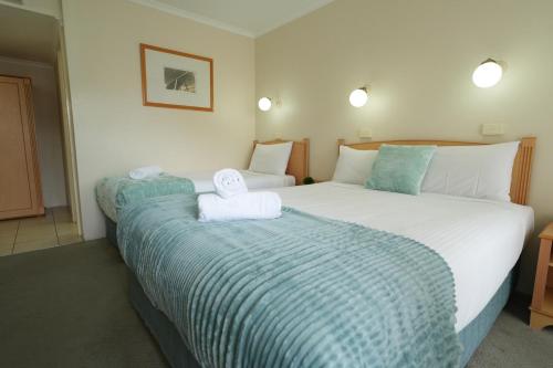 1 queen bed, 1 twin bed