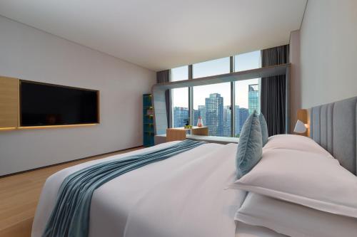 Deluxe Double Room (2 Adults + 1 Child) image 2