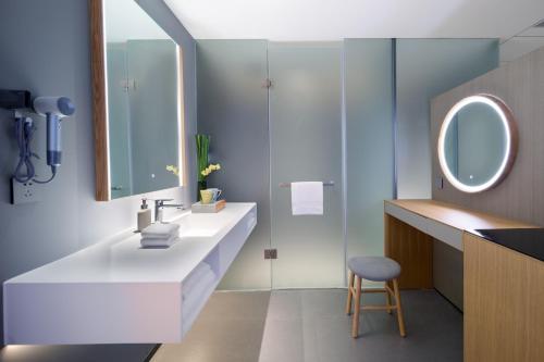 Deluxe Double Room (2 Adults + 1 Child) image 1