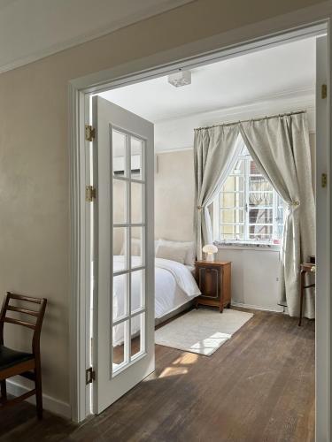 Studio Apartment with Queen Bed image 10