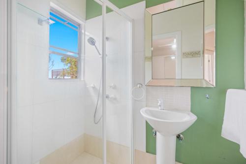 Sun Catcher - ocean views, walk to beach, lake, cafés, shops, Lake Cathie (Foto 2)