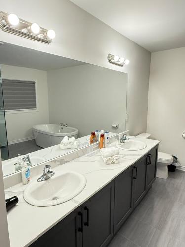 4-Bdrm Comfort with Fireplace mins from Downtown in Port Colborne (ON)