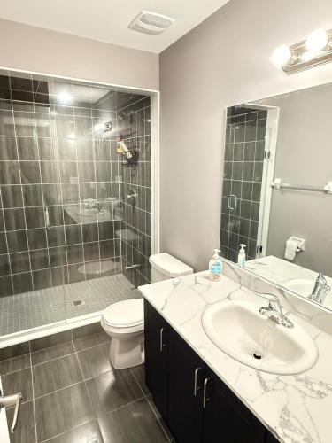 4-Bdrm Comfort with Fireplace mins from Downtown in Port Colborne (ON)