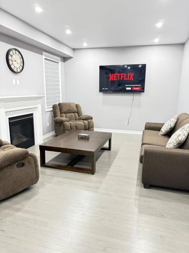 4-Bdrm Comfort with Fireplace mins from Downtown in Port Colborne (ON)
