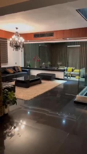 غرب سمود, Madinat as-Sadis min Uktubar