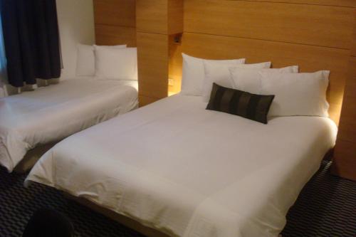 Superior Triple Room image 6