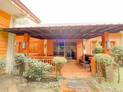 3 bedrooms, 10 beds