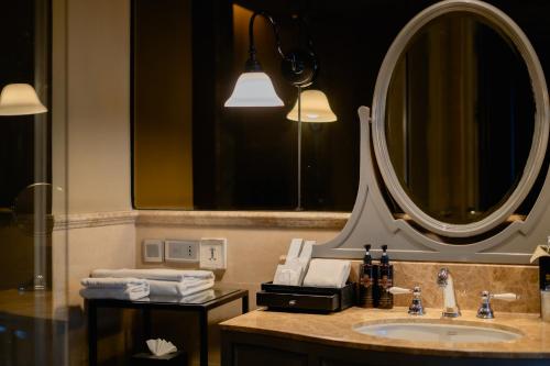Dusid One-Bedroom Duplex King Suite - Club Benefits image 9
