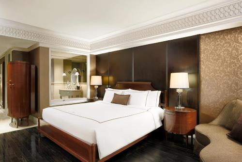 Yama Executive King Room - Club Benefits room in Hotel Muse Bangkok Autograph Collection