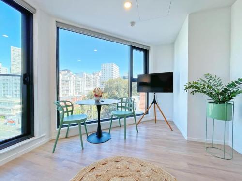 Parkside Elegance 1BR Urban Getaway on Queen St - Pool Gym, Auckland (photo 10)