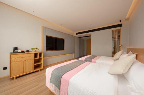 Zhangjiajie Qianshanyue Hotel - Photo 1 in Zhangjiajie, China