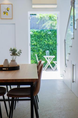 2 Bedroom Renovated Cottage - 1 Stop to Central in อเล็กซานเดรีย